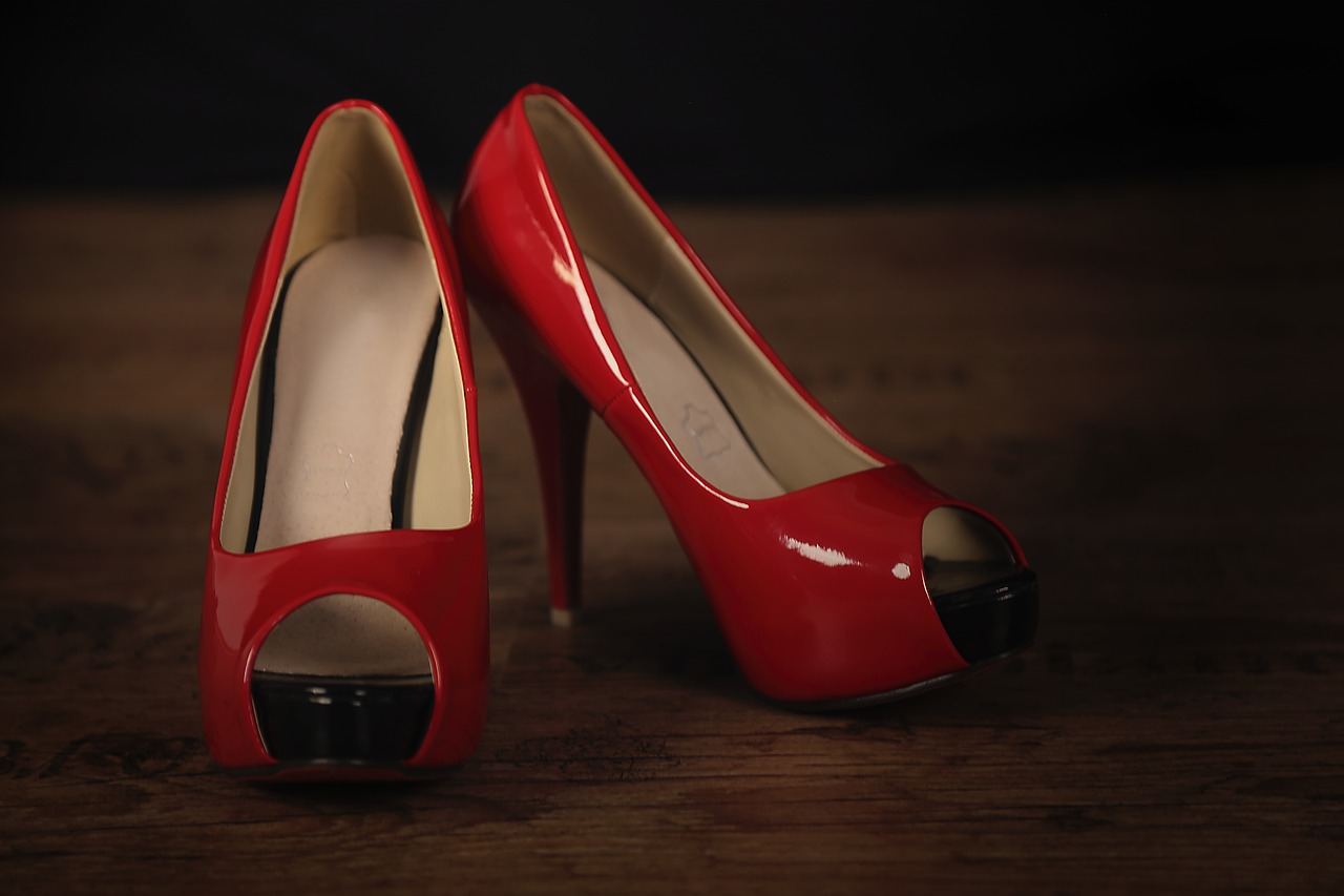 赤い靴の女性